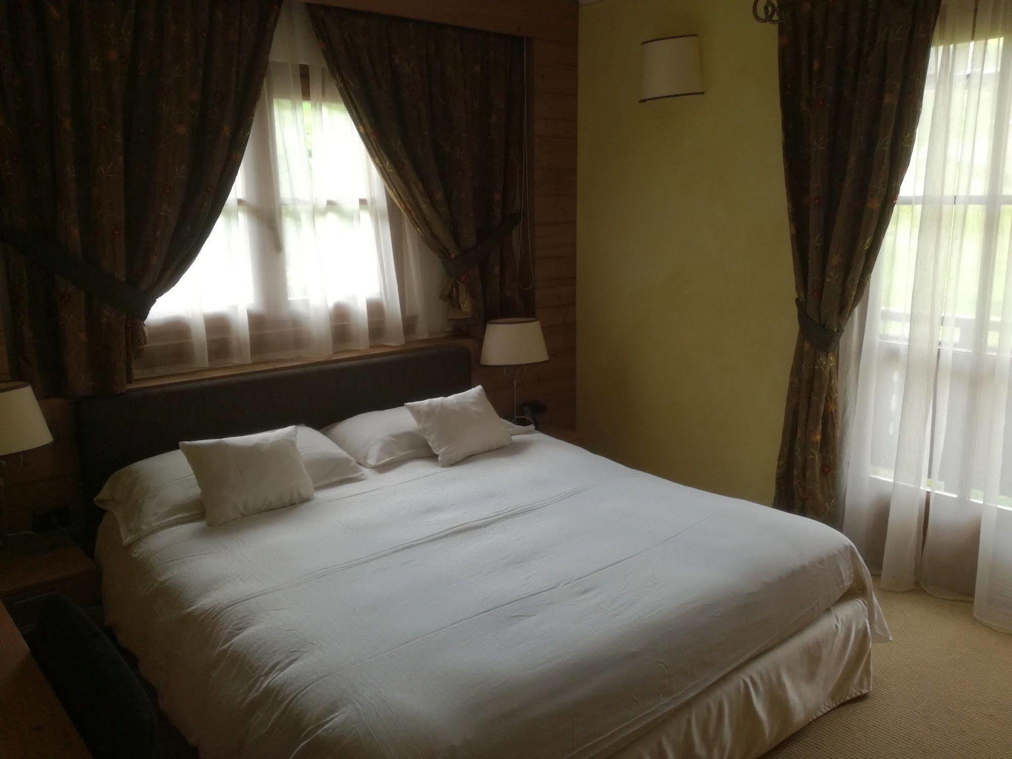 Hotel Bait De Angial Ливиньо Экстерьер фото